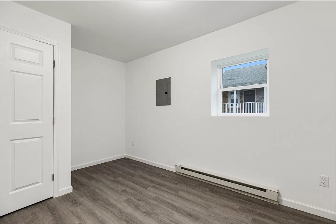 Building Photo - 425 W Baker Ave