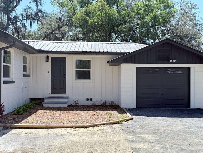 Building Photo - 3-Bedroom and 2-Bathroom with 1 Car Garage