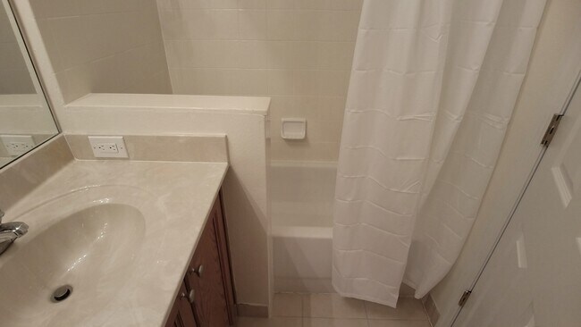 Building Photo - Beautiful Furnished 2/2.5  Pool View Condo x Rent Close to Universities.