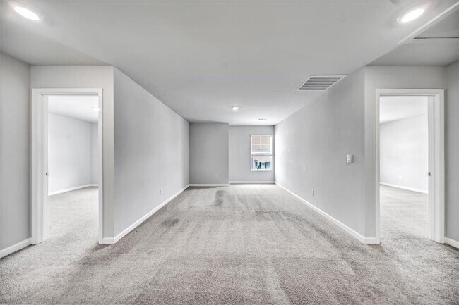 Building Photo - 167 Fernbrook Trl