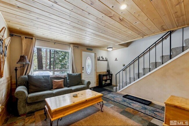 Building Photo - Large quiet condo backs to the forest