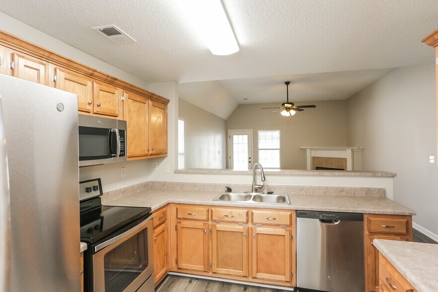 Building Photo - 8238 Regal Bend Dr