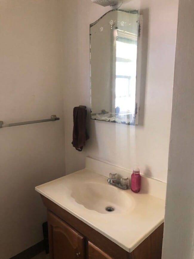 Building Photo - 2-Bed, 1-Bath Bungalow