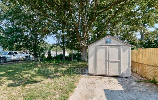 Building Photo - 9823 Meadowview Dr