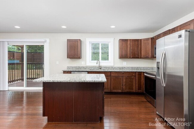 Building Photo - 2 Maple Vlg Ct