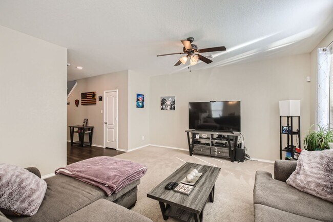 Building Photo - HALF OFF First Month Rent: 3 Bed/2.5 Bathroom~ Multiple Living Spaces~ Located near Lackland AFB!