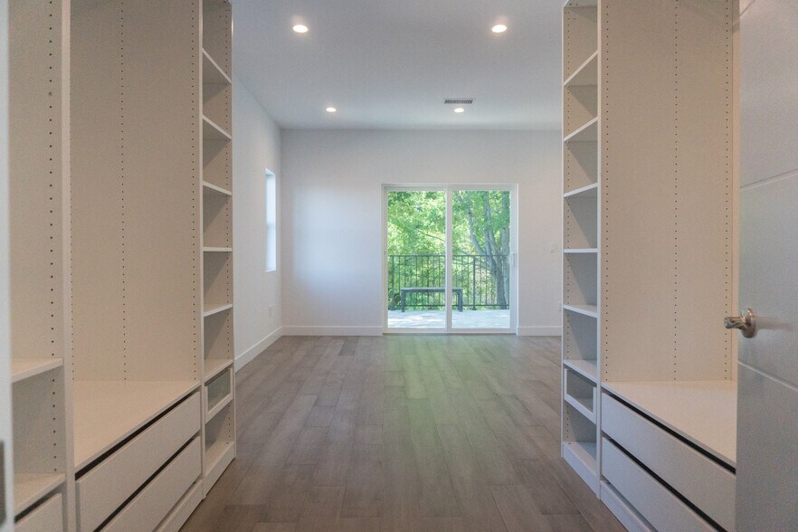 Building Photo - 6850 Encino Ave