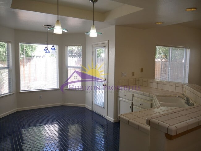 Building Photo - Unique 3 Bed 2.5 Bath 1,971sqft Single Family Home in Sacramento