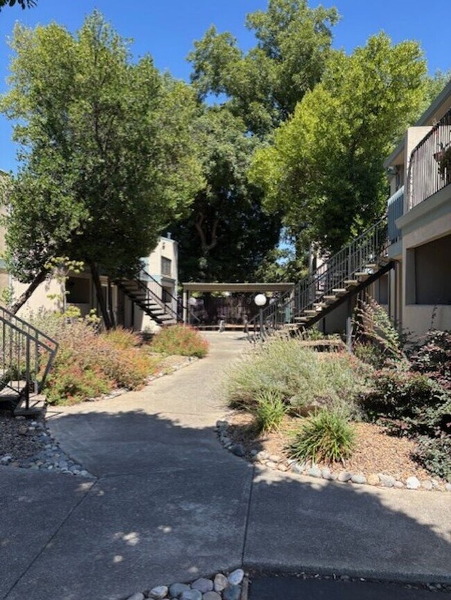 Building Photo - 1412 N Cherry St