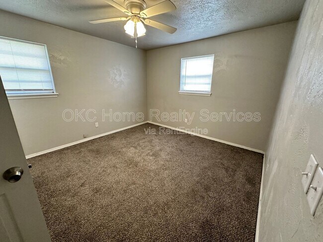 Building Photo - 8417 S Villa Ave