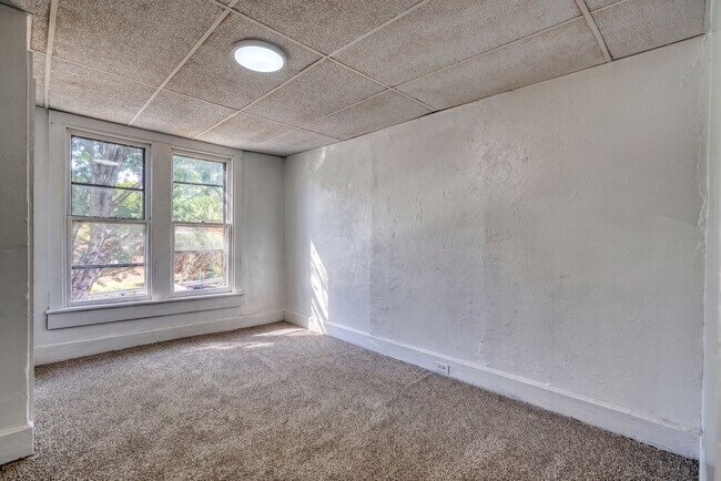 Building Photo - Newly Renovated 3 Bedroom, 1 Bathroom Townhouse