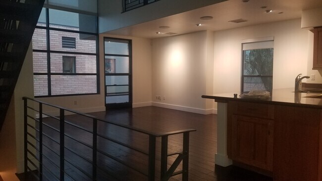 Building Photo - 1300 W 5th St