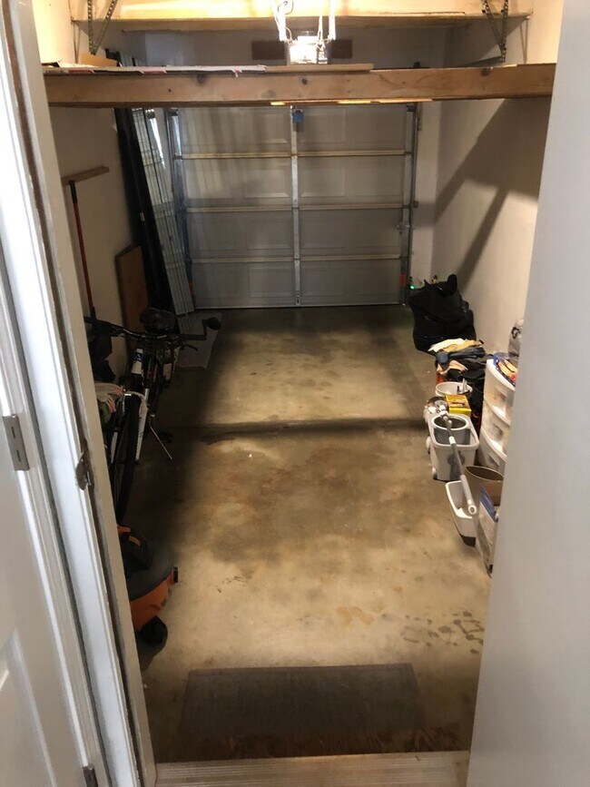 Building Photo - Price reduced!! Luxury 2 Bed 1 Bath Condo w/ ATTACHED GARAGE