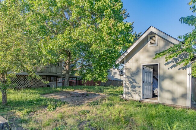 Building Photo - Bright Cozy Home w/ Deck & Yard Near Des M...