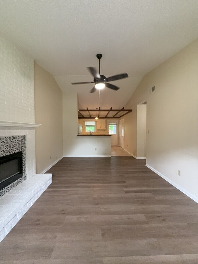 Building Photo - 425 Cedar Crk Dr