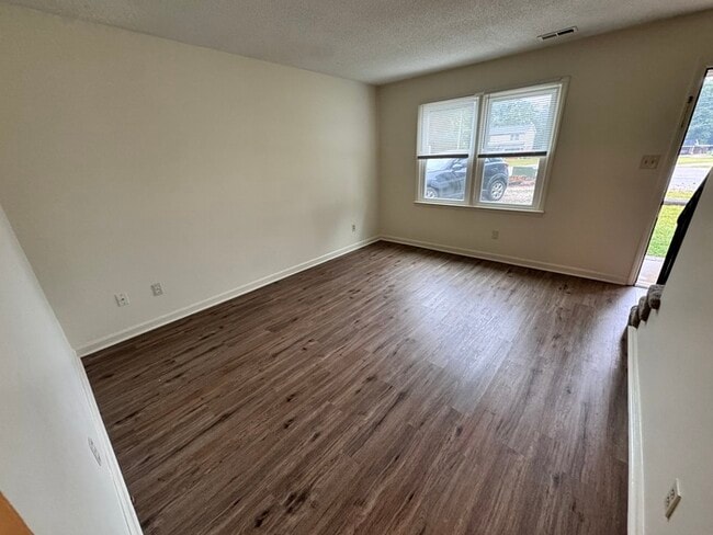 Building Photo - Adorable 2 bed 1 bath townhome! Short Dist...