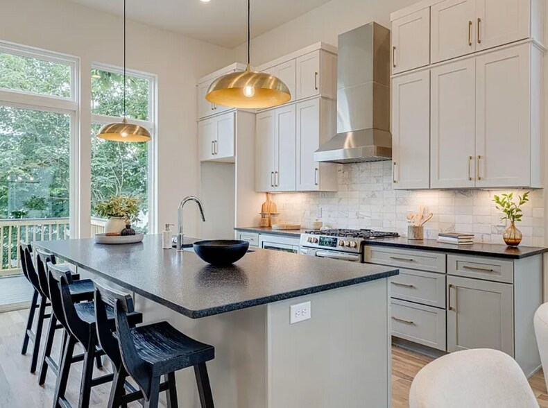 Kitchen - 613 Southgate Ave