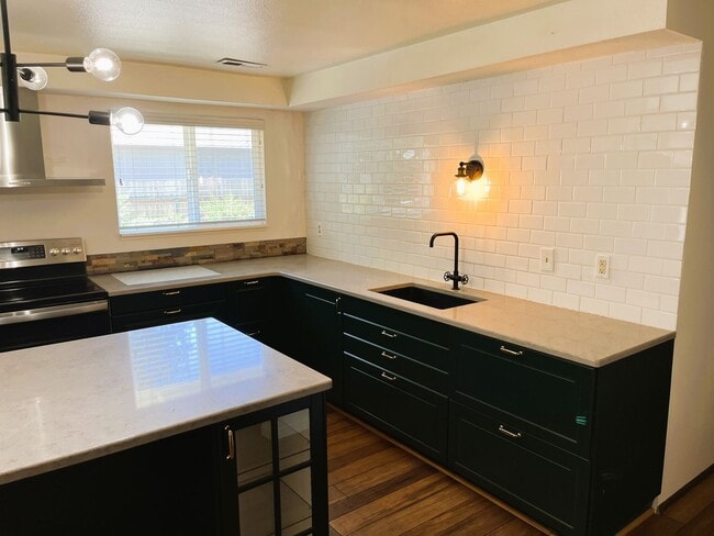 Building Photo - Beautifully Appointed Home on Generous Lot...