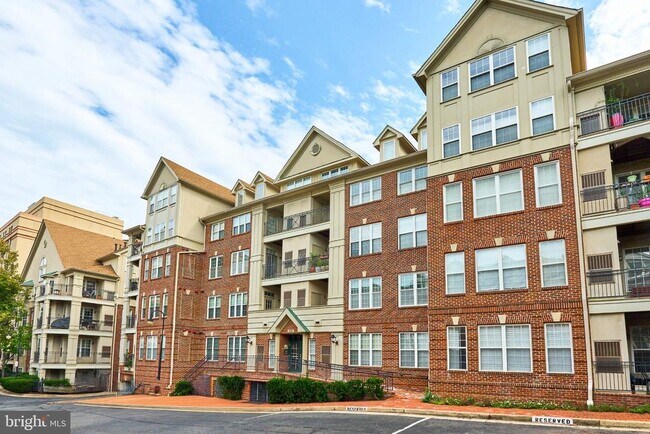 Building Photo - 1321 N Adams Ct