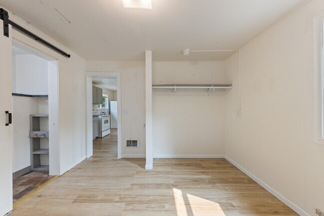 Building Photo - Charming 1 bedroom Cottage
