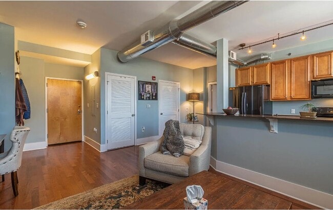 Building Photo - Knoxville 37917 - 1 bedroom 1 bath condo - call Howard Grower 865-705-0969