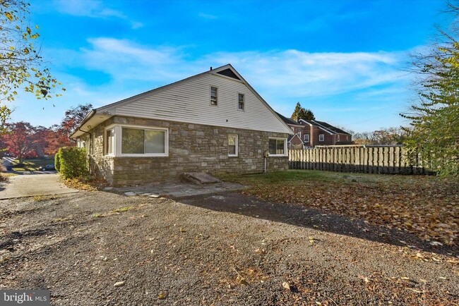 Building Photo - 7033 Sherwood Rd