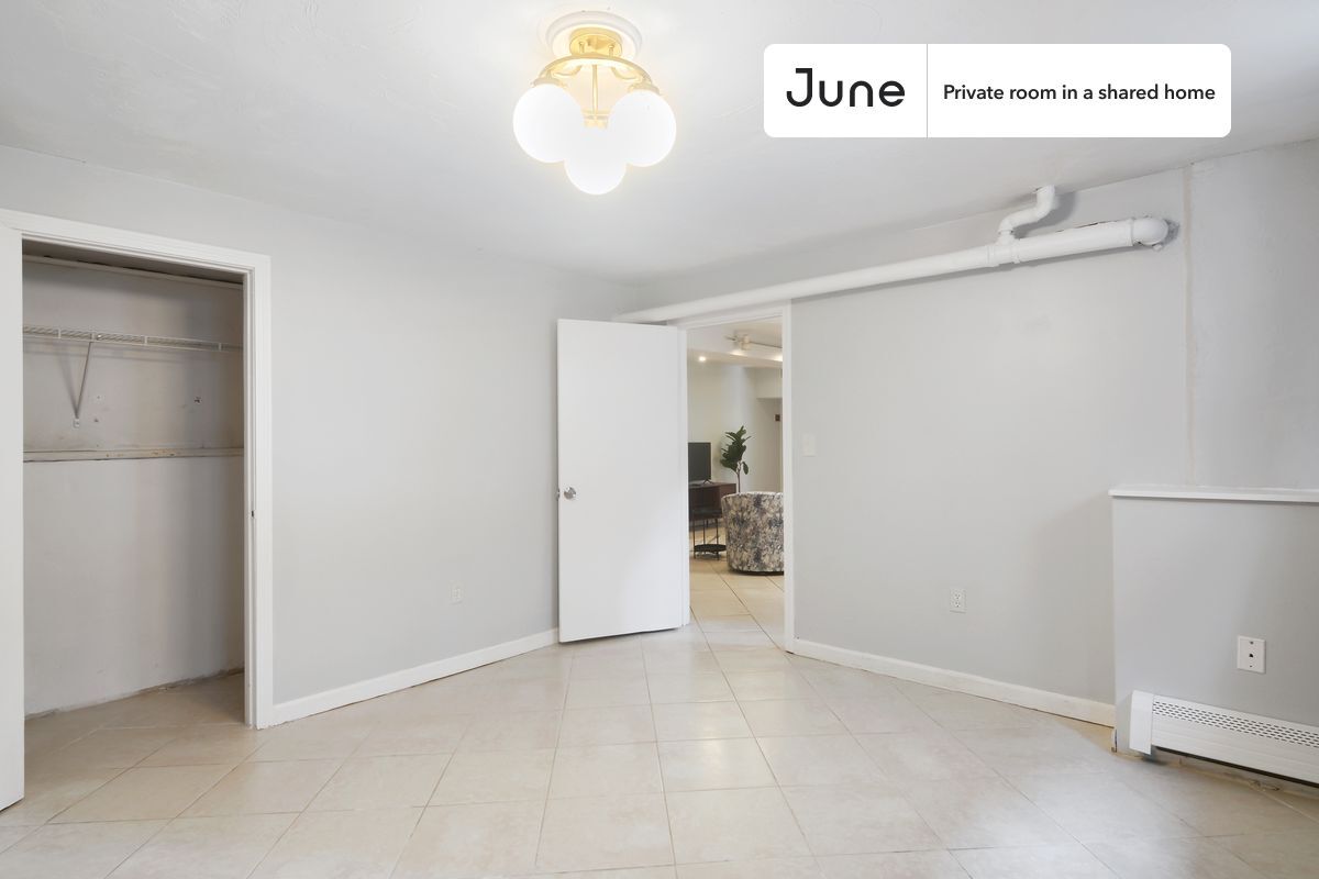 Building Photo - Private bedroom in 6 bed/2 bath Home