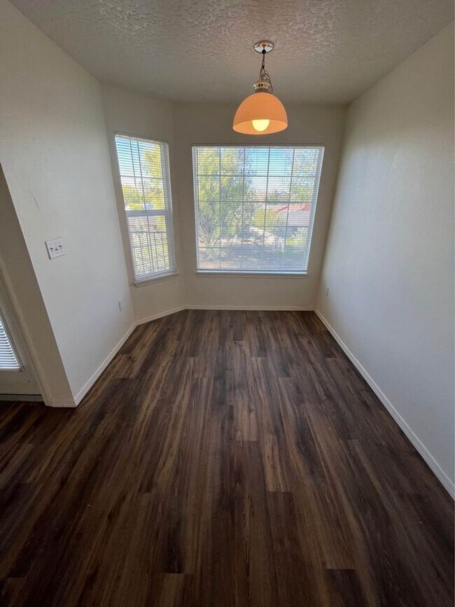 Building Photo - 2304 Sunnybrook Dr