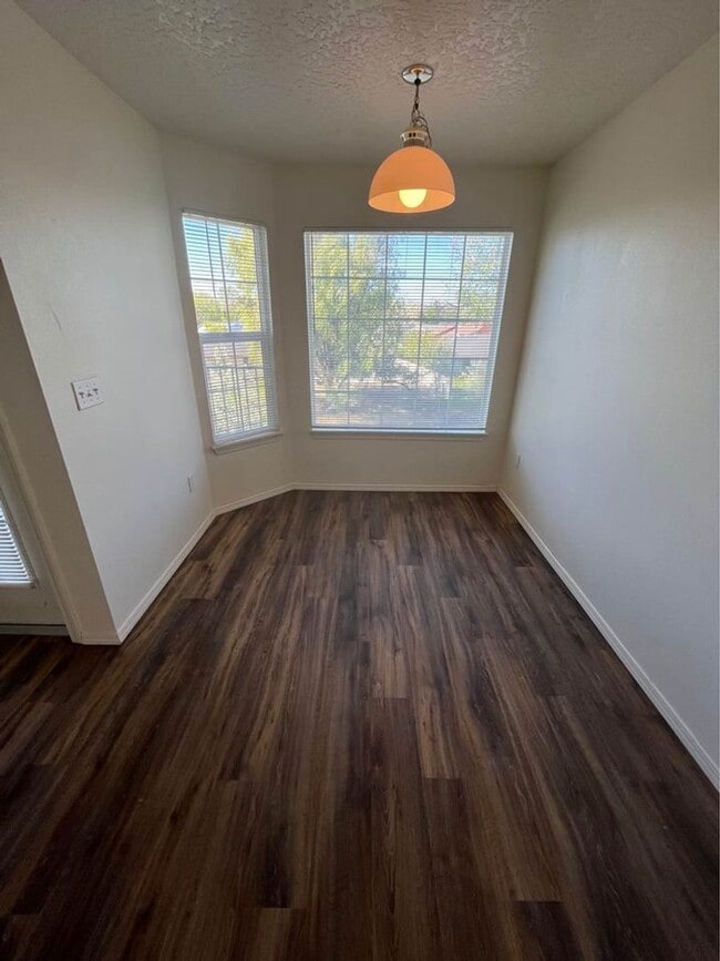 Building Photo - 2320 Sunnybrook Dr