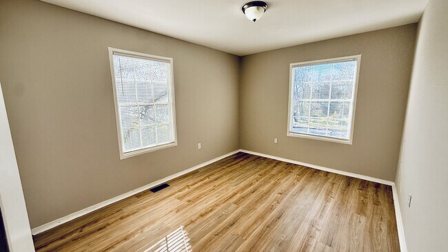 Building Photo - 2004 Chambers Dr NE