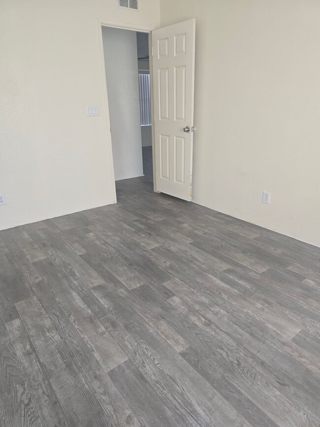 Building Photo - 1915 N Park Ave