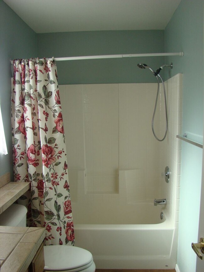 Building Photo - Condo close to the golf course, move in re...