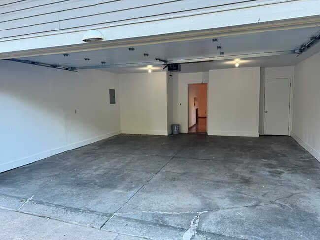 Building Photo - 716 Hilltop Ln