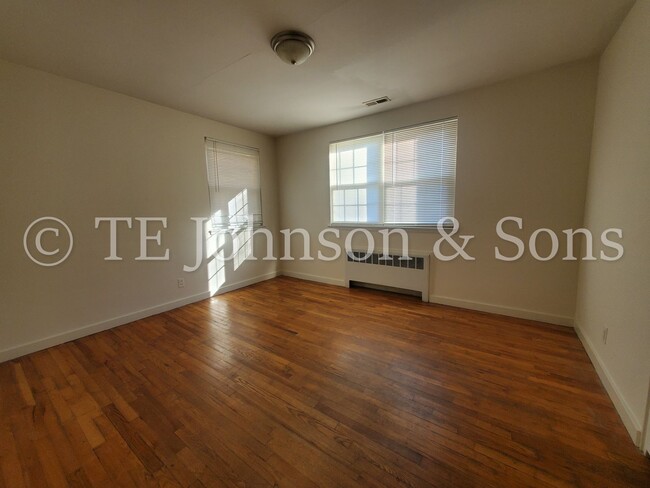 Building Photo - Spacious 2 Bedroom Condo