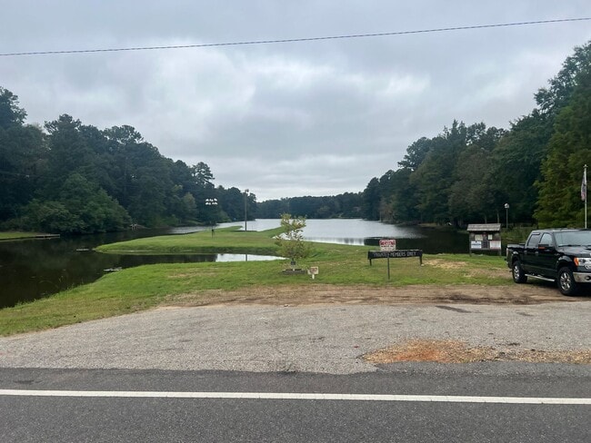 Building Photo - 3 bedroom 2 bathroom single level home in ...