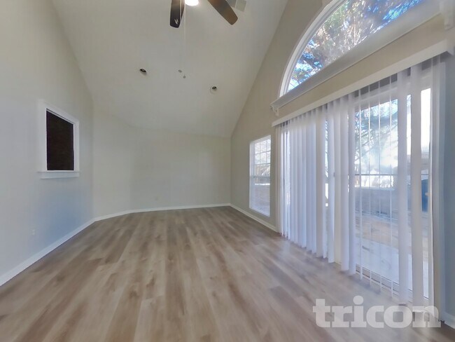 Building Photo - 623 Lockhart Ct NE