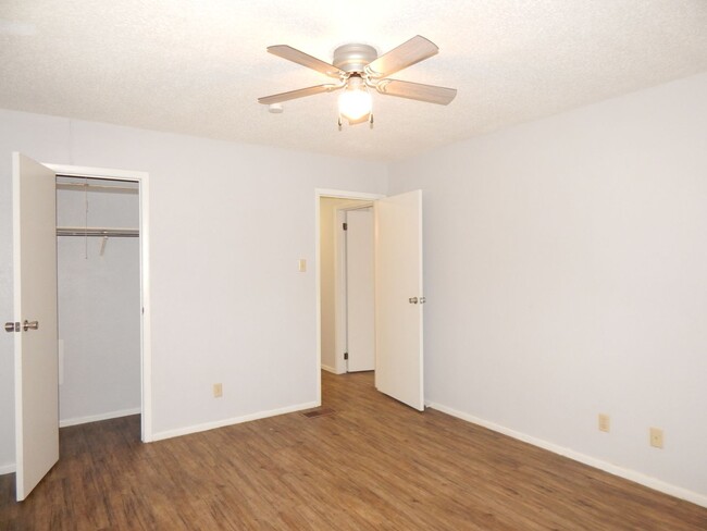 Building Photo - Lovely 2 Bedroom, 1-1/2 Bath, Duplex!