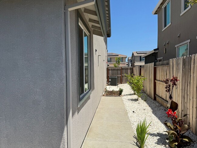 Building Photo - Beautiful 5 Bedroom, 3 Bathroom, 2800 Sqft...