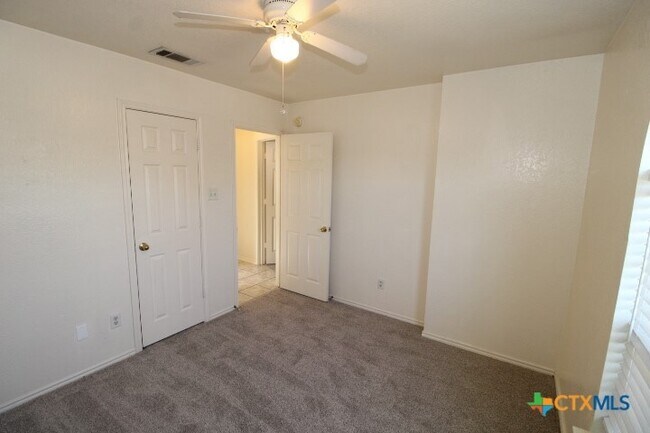 Building Photo - 1407 Saddle Dr