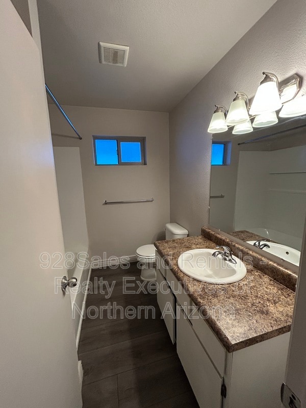 Building Photo - 906 W Summit Ave