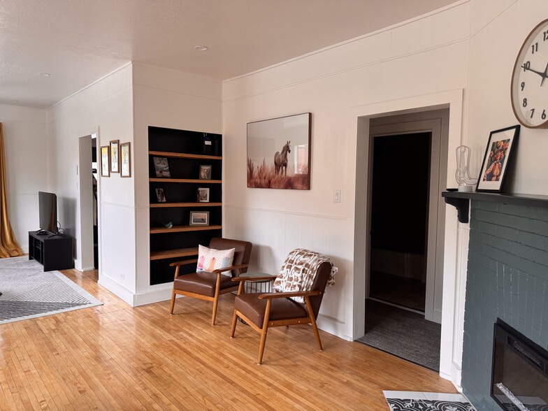 Reading Nook - 858 W Silver St