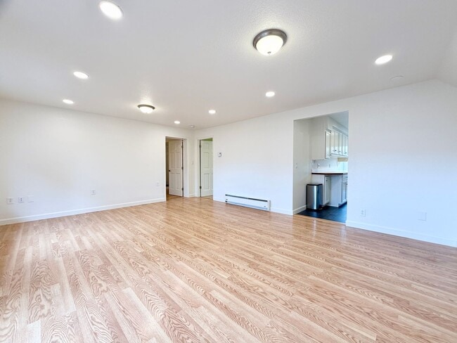Building Photo - Coastal Living at its Finest (In-Law Suite...