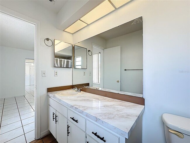 Building Photo - 739 Dromedary Dr