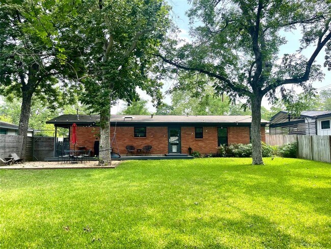 Building Photo - 1809 Forestglade Dr