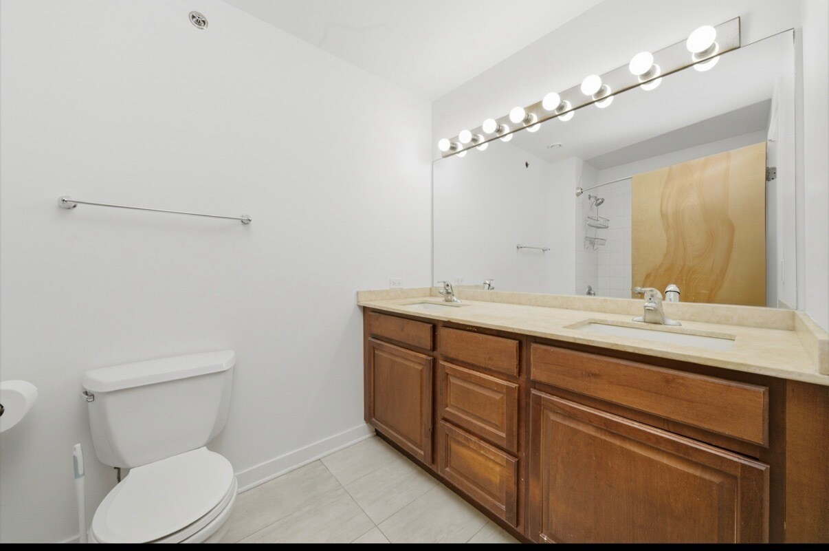 Building Photo - 1224 W Van Buren St