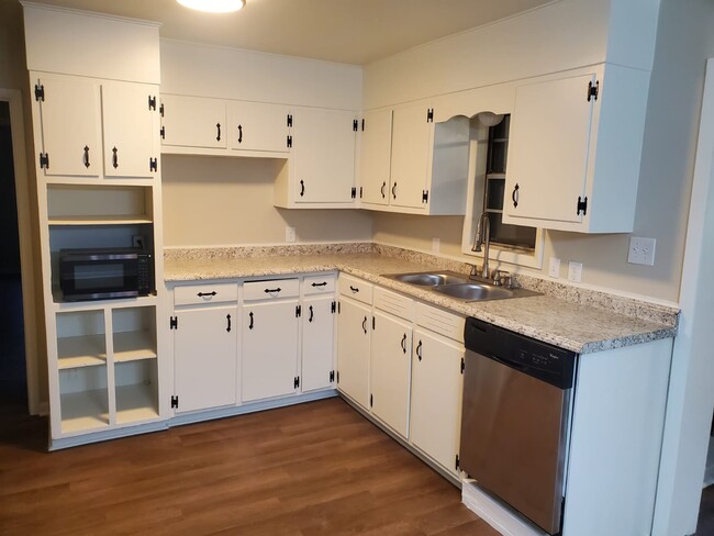 Building Photo - 2800 Cave Ave NW