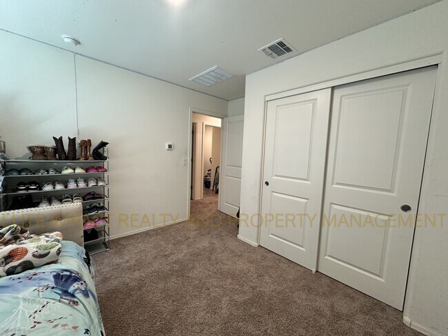 Building Photo - 6948 S Victor Dr