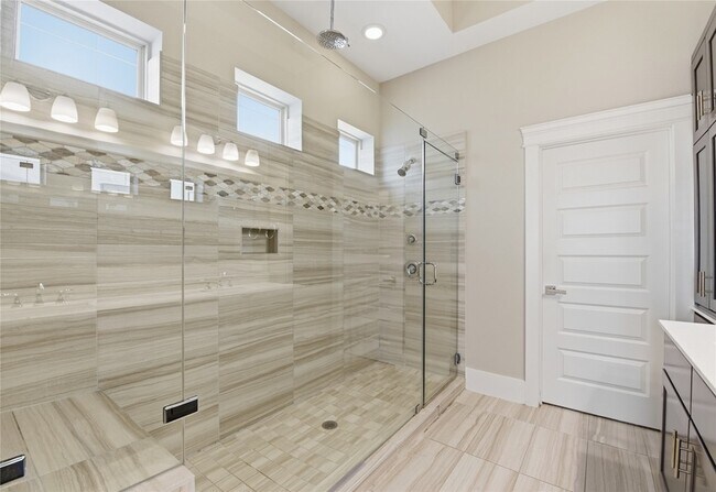 Building Photo - 819 Algona Ave