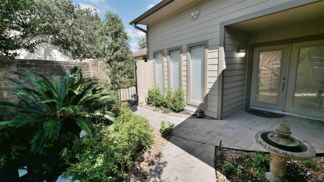 Building Photo - 8003 Oakwood Forest Dr