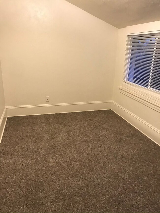 Building Photo - 4br/2ba House with fenced yard